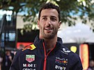 Zamylený, ale usmvavý Daniel Ricciardo si uívá Velkou cenu Austrálie.