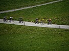 Nizozemský cyklista Dylan van Baarle (Jumbo Visma) táhne odtrhnutou skupinu...