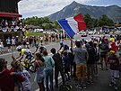 Diváci zdraví projídjící cyklisty v 15. etap Tour de France.