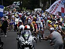 Poetný únik se snaí vzdálit pelotonu v 15. etap Tour de France. lapou v nm...