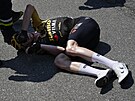 Belgický cyklista Nathan van Hooydonck se svíjí v bolestech. Na zemi skonil...