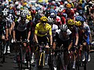 Peloton bhem 15. etapy Tour de France, ve lutém jede lídr závodu Jonas...