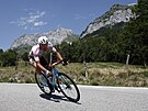 Francouzský cyklista Nans Peters (AG2R) se v 15. etap Tour de France vrhá ze...