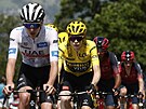 Dritel lutého trikotu pro lídra Tour de France, Jonas Vingegaard, si bedliv...