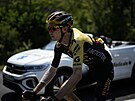Ovázaný americký cyklista Sepp Kuss po hromadném pádu v 15. etap Tour de...