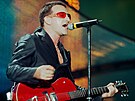 Zpvák Bono Vox (Paul Hewson) pi vystoupení irské rockové skupiny U2 na...