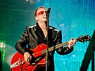 Zp�vák Bono Vox (Paul Hewson) p�i vystoupení irské rockové skupiny U2 na...