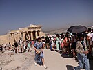 Návtvníci se procházejí ped Propylajemi na Akropoli bhem vlny veder v...