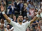 Srbský tenista Novak Djokovi slaví postup do finále Wimbledonu.