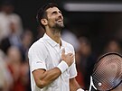 Srbský tenista Novak Djokovi slaví postup do finále Wimbledonu.