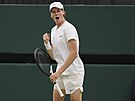 Italský tenista Jannik Sinner se hecuje v semifinále Wimbledonu.