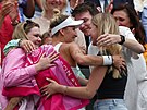Markéta Vondrouová slaví titul z Wimbledonu s rodinnými písluníky.