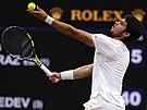panlský tenista Carlos Alcaraz podává v semifinále Wimbledonu.