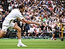 Ruský tenista Daniil Medvedv hraje forhend v semifinále Wimbledonu.