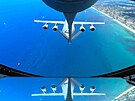 Letoun KC-135 Stratotanker 6. tankovacího kídla amerických vzduných sil a...