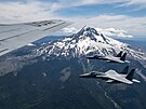 Sthac letouny F-15C Eagles pobl tankeru KC-135 Stratotanker nad Mount Hood...