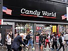 Obchod Candy World na londýnské Oxford Street, kde jsou ve dveích vystaveny...