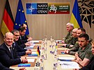 Nmecký kanclé Olaf Scholz se na summitu NATO ve Vilniusu setkal s ukrajinským...