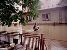 Archivn� fotografie z katastrof�ln�ch povodn� v roce 1997 dokazuje, co um�...