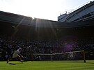 Dán Holger Rune se natahuje po balonku bhem tvrtfinále Wimbledonu.