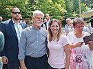 Do�lo i na fotky s lidmi, kte�� p�i�li prezidenta pozdravit. (19. �ervence 2023)
