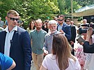 Do�lo i na fotky s lidmi, kte�� p�i�li prezidenta pozdravit. (19. �ervence 2023)