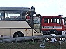 Pi sráce dvou autobus, z nich jeden patí spolenosti Flixbus, na dálnici...