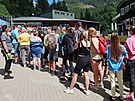 Fronta na lanovku v Peci pod Sn�kou. (18. 7. 2023)
