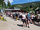 Fronta na lanovku v Peci pod Sn�kou. (18. 7. 2023)