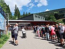 Fronta na lanovku v Peci pod Sn�kou. (18. 7. 2023)
