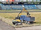 Rekonstrukce m�stsk�ho stadionu v Karlov�ch Varech - Tuhnic�ch op�t pokra�uje.