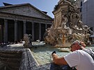 Mu se snaí zchladit u fontány u Pantheonu v ím. (14. ervence 2023)