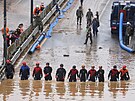 Záchranái pátrají po peivích v zatopeném tunelu v jihokorejském chongdu....