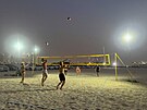Lidé hrají pláový volejbal po horkém dni v Dubaji. (14. ervence 2023)