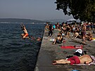 Lidé se snaí zchladit v prlivu Bospor v Istanbulu. (14. ervence 2023)