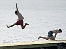 Chlapci skáou do vody poblí Jacksonu v Mississippi. (14. ervence 2023)