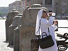 Jeptika pije vodu bhem horkého dne ve Vatikánu. (16. ervence 2023)