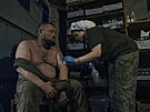 Vojenská zdravotnice oetuje ukrajinského vojáka poblí Bachmutu v Doncké...