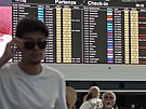 Cestující sledují monitor na ímském mezinárodním letiti Fiumicino bhem...
