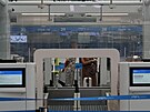 Cestující ekají u prázdné odbavovací pepáky na ímském mezinárodním letiti...
