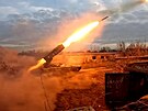 Raketomet ukrajinských sil TOS-1 odpaluje raketu poblí Kreminny v Luhanské...