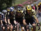 Christophe Laporte táhne tým Jumbo-Visma bhem 14. etapy Tour de France.