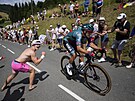 Sprinter Danny van Poppel se pere s kopci 14. etapy Tour de France.