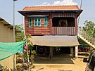 Nkteré kambodské domy, zejména na venkov, jsou postavené na vysokých klech....