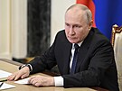 Ruský prezident Vladimir Putin se úastní videokonference ohledn situace v...
