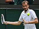Rus Daniil Medvedv v osmifinále Wimbledonu.