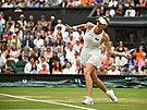 Markéta Vondrouová se napahuje na forhendový úder v semifinále Wimbledonu.