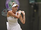 Markéta Vondrouová bojuje ve tvrtfinále Wimbledonu.