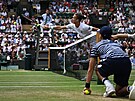Jií Leheka se natahuje po míku v osmifinále Wimbledonu.