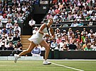 Markéta Vondrouová dobíhá míek ve tvrtfinálovém zápase Wimbledonu.
